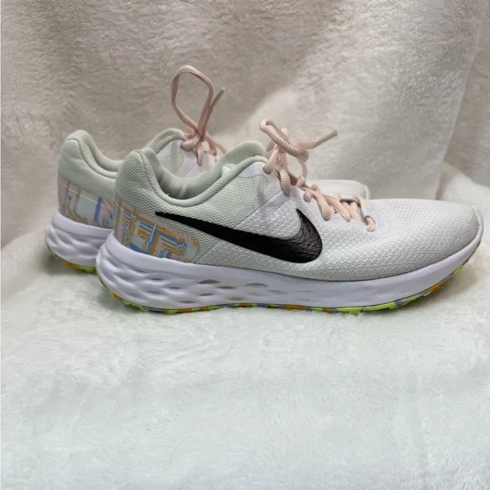 Nike White and Mint Green Athletic Shoes
